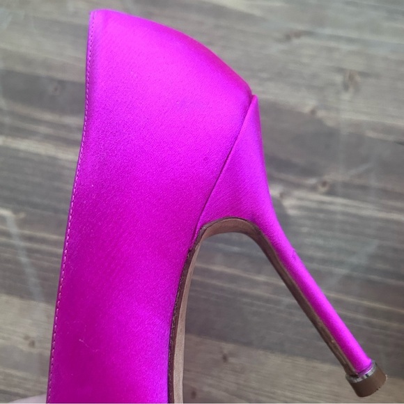 MANOLO BLAHNIK “HANGISI” Fuchsia Satin Jewel Buckle Pumps-Size 6 (AUTHENTICATED) - Picture 13 of 16